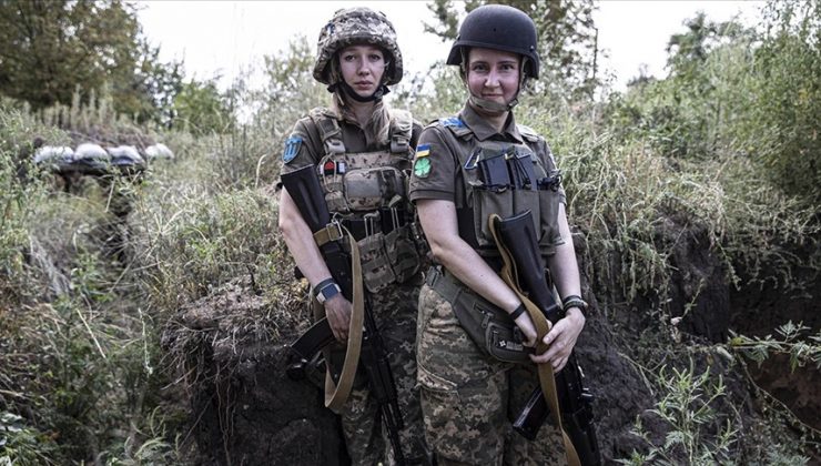 Ukrayna’da kadın askerler de ön cephede savaşıyor