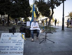 8 yaşındaki Yura, sokaklarda şarkı söyleyerek Ukrayna ordusuna para topluyor
