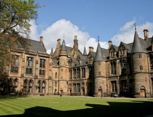 İskoçya’da konaklayacak yer bulamayan öğrencilere okulu bırakmaları tavsiye edildi
