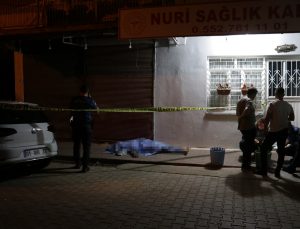 Adana’da kaldırımda erkek cesedi bulundu