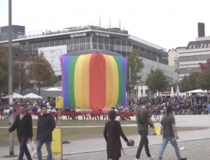 Almanya’da LGBT’den İslam’a büyük saldırı: Balondan Kabe yaptılar!