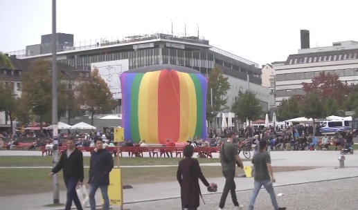 Almanya’da LGBT’den İslam’a büyük saldırı: Balondan Kabe yaptılar!