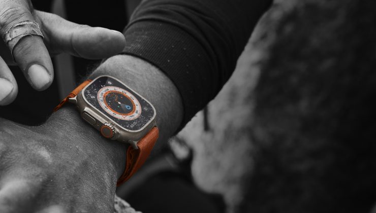 Apple Ultra Watch’ın dayanıklılık testi: Masa kırıldı saat kırılmadı