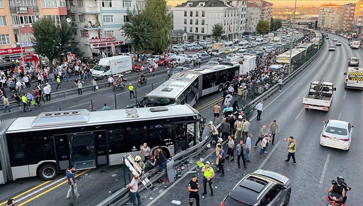 Avcılar’da dört metrobüs çarpıştı