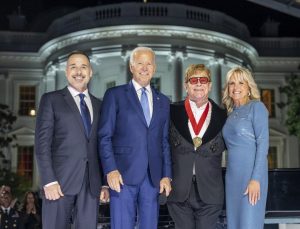 Joe Biden’dan Elton John’a madalya