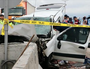 Bolu’da gişelere çarpan araçtaki 3 kişi öldü, 1 kişi yaralandı