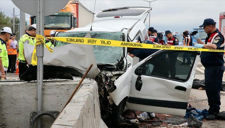 Bolu’da gişelere çarpan araçtaki 3 kişi öldü, 1 kişi yaralandı