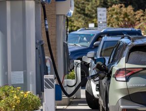 ABD’nin en pahalı benzinini kullanan California’da fiyatlar bir gecede fırladı