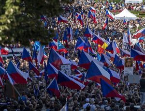 Çekya’da 70 bin kişi hükümeti protesto etti