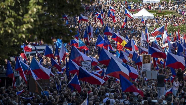 Çekya’da 70 bin kişi hükümeti protesto etti