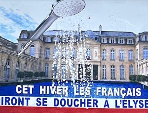 Fransa’da “duş başlıklı Elysee Sarayı” afişi gündem oldu