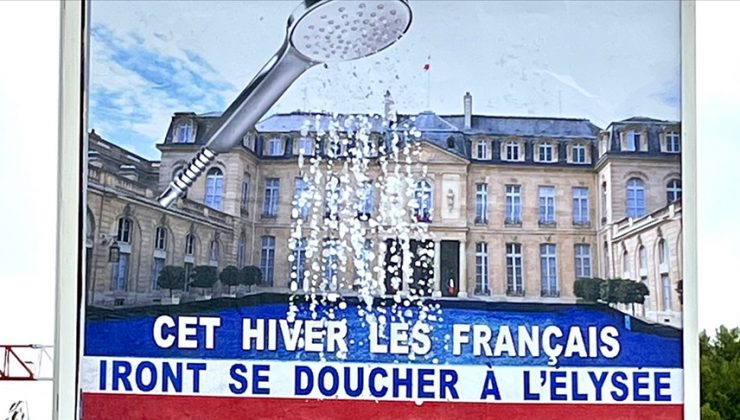 Fransa’da “duş başlıklı Elysee Sarayı” afişi gündem oldu