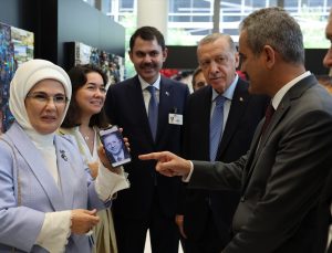 Erdoğan çifti, Türkevi’nde açılan atık sergisini gezdi