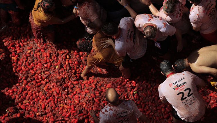 İspanya’da La Tomatina festivalinde 130 ton domates havalarda uçuştu