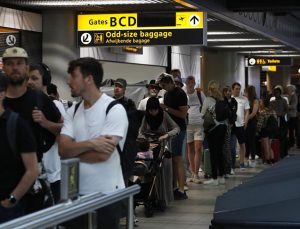 Amsterdam havalimanında personel eksikliği ve aşırı yoğunluk krizi sürüyor