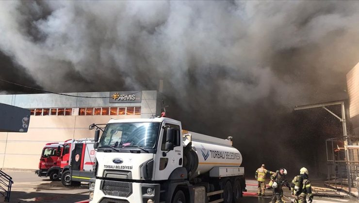 İzmir’de yatak fabrikasındaki yangın 2 işletmeye sıçradı