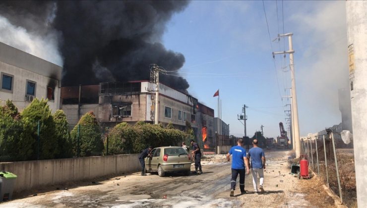 İzmir’de bir kozmetik fabrikasında yangın çıktı