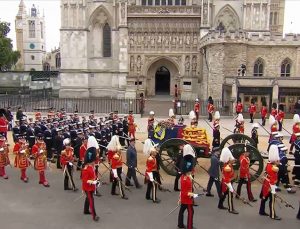 Kraliçe Elizabeth’in naaşı cenaze töreni için Westminster Abbey Kilisesi’ne getirildi