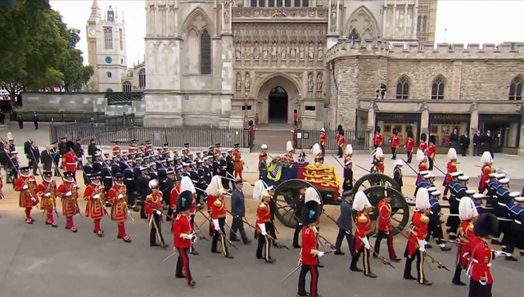 Kraliçe Elizabeth’in naaşı cenaze töreni için Westminster Abbey Kilisesi’ne getirildi