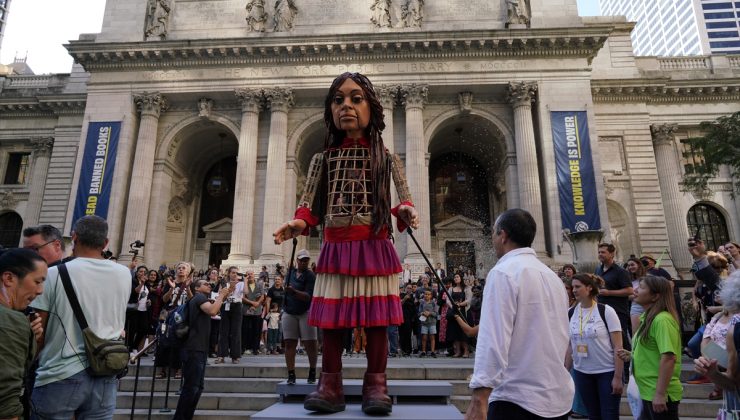 Suriyeli çocukların sesini dünyaya duyuran 3,5 metrelik “Küçük Amal” New York’ta