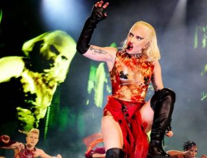 Gaga, fırtına nedeniyle Miami konserini yarıda kesti
