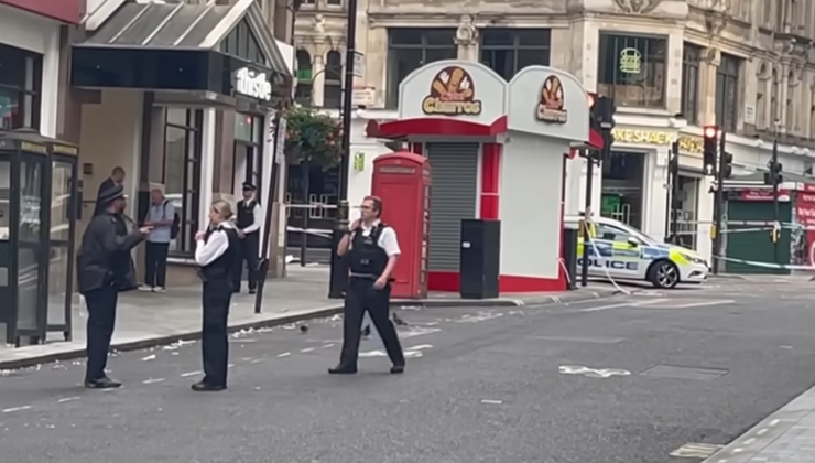 Londra’nın merkezinde iki polis bıçaklandı