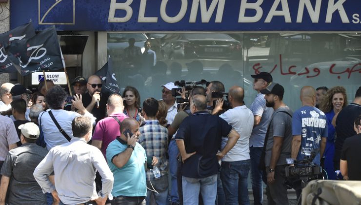 Paralarını çekemeyen Lübnanlılar banka basmaya devam ediyor
