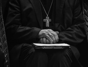 Çocuklara cinsel tacizle suçlanan rahip gözaltına alındı