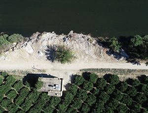 Seyhan Nehri kıyısında hafriyat ve atık kirliliği