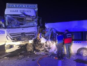 Sivas’ta kamyon ile minibüsün çarpışması sonucu 7 kişi öldü, 10 kişi yaralandı