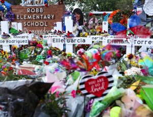ABD’de okul saldırısında 21 kişinin öldüğü Uvalde kasabasında öğrenciler ders başı yaptı
