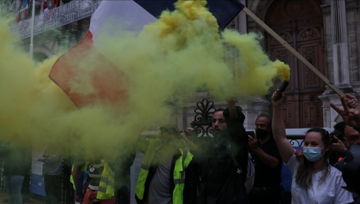Fransa’da 103 “sarı yelekli” gözaltına alındı