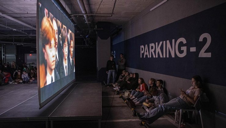 Harkiv’de halka savaşı unutturmak için otoparkta film gösterimi düzenleniyor