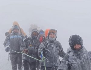 Kosovalı dağcılar Ağrı Dağı’nın zirvesine ulaştı