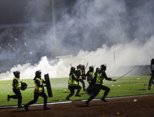 Endonezya’da futbol maçında izdiham: 174 ölü, yüzlerce yaralı