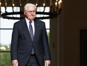 Almanya Cumhurbaşkanı Steinmeier, Katar’a inişinde uçakta 30 dakika bekledi