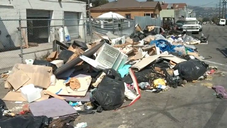 Oakland’da çöp dağları yükseliyor