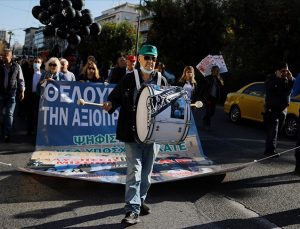 Atina’da sağlık çalışanları sokağa indi