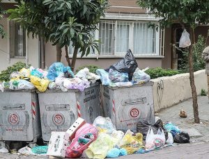 Avcılar Belediyesindeki grev nedeniyle sokaklarda çöp yığınları oluştu