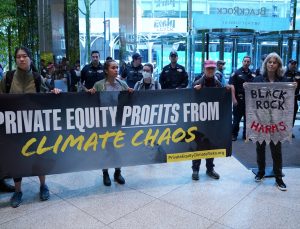 İklim aktivistleri BlackRock Genel Merkezi’ni bastı