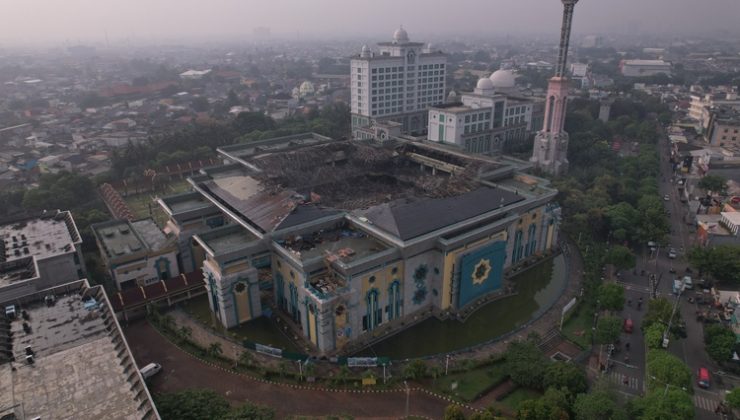 Cakarta’daki Ulu Cami’nin kubbesi yangın nedeniyle çöktü