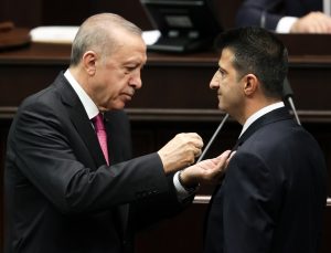 Cumhurbaşkanı Erdoğan, Mehmet Ali Çelebi’ye parti rozetini taktı