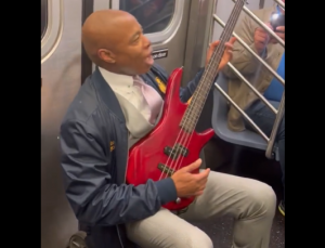 Eric Adams metroya bindi, gitar çaldı