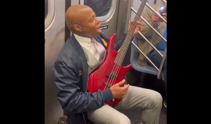 Eric Adams metroya bindi, gitar çaldı
