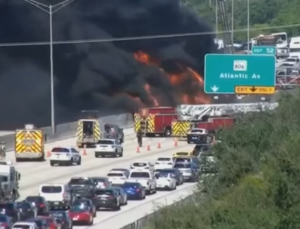 Florida’da korku dolu anlar: Petrol tankeri alev aldı