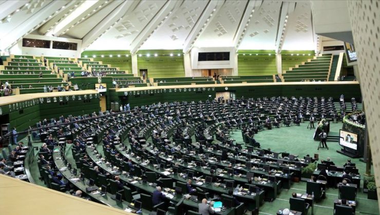 İran Meclisindeki vekiller ülkedeki protestolara tepki gösterdi