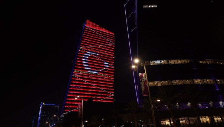 Katar’daki sembol binalar Cumhuriyet Bayramı münasebetiyle Türk bayrağıyla aydınlatıldı