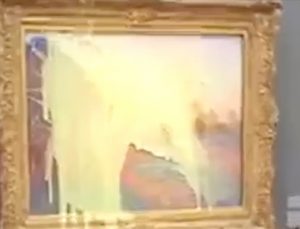Almanya’da iklim aktivistleri Monet’in tablosuna patates püresi fırlattı