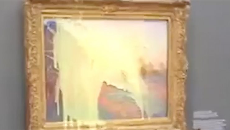 Almanya’da iklim aktivistleri Monet’in tablosuna patates püresi fırlattı