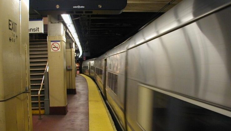 Queens’te 15 yaşındaki çocuk metroda vurularak öldürüldü